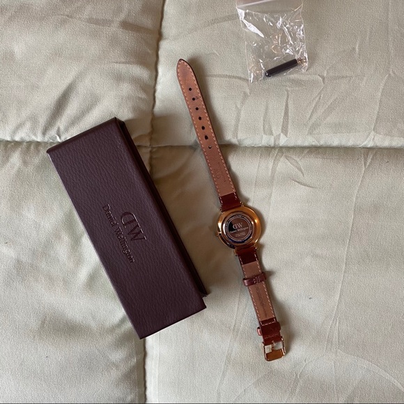 Daniel Wellington Watch - Women’s - Picture 1 of 3